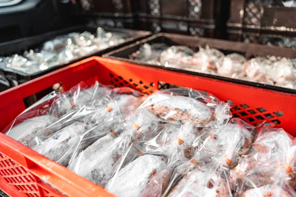 Yeni el yapımı Noel pastalarıyla dolu bir araba bagajı. Christstollen, kış günü fırının yanındaki bir arabanın bagajında paketlenmiş tatlı mallar. Kış tatili, hediye, hediye