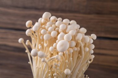 Fresh Enoki mantarları ve seçilmiş odak noktası. Enoki, Physalacriaceae familyasından yenebilir bir mantar türüdür.. 