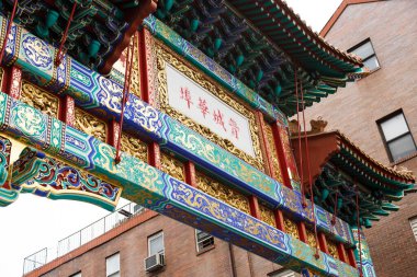 Philadelphia, ABD 15 Ekim 2021. Philadelphia 'daki Çin Mahallesi kapısı. Kapı 1984 yılında tamamlandı ve kardeş şehir Tianjin (Çin) ile ortaklığı temsil ediyor. 10. Cadde ile Arch Caddesi 'nin köşesindeki Çin Mahallesi Dostluk Kapısı