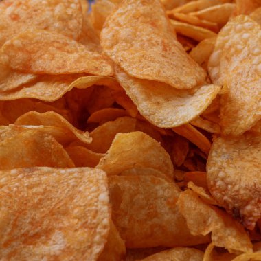 Patates cipsi ya da cips. Patates cipsi ya da cips yakın çekim. Gıda arkaplanı.