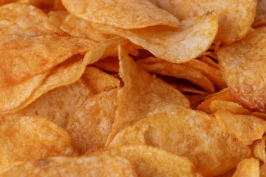Patates cipsi ya da cips. Patates cipsi ya da cips yakın çekim. Gıda arkaplanı.