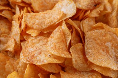 Patates cipsi ya da cips. Patates cipsi ya da cips yakın çekim. Gıda arkaplanı.