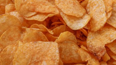 Patates cipsi ya da cips. Patates cipsi ya da cips yakın çekim. Gıda arkaplanı.