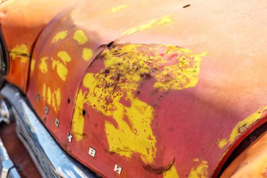 Khmelnitsky. Ukrayna. 20 Haziran 2021. Açık havada eski Sovyet arabaları. Sovyet döneminden kalma bir arabadan kurtuldum..