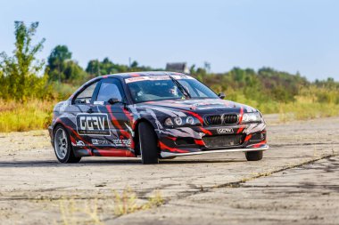 21-05-2021 Kiev, asfalt yarış pistinde sürüklenen Ukrayna arabası çok fazla duman, hareket bulanıklığı olan araba sürüş parkında hızlanan drift yarış arabasını kapatın.