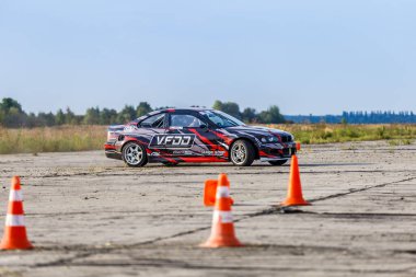 21-05-2021 Kiev, asfalt yarış pistinde sürüklenen Ukrayna arabası çok fazla duman, hareket bulanıklığı olan araba sürüş parkında hızlanan drift yarış arabasını kapatın.