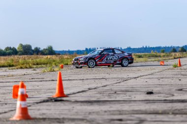 21-05-2021 Kiev, asfalt yarış pistinde sürüklenen Ukrayna arabası çok fazla duman, hareket bulanıklığı olan araba sürüş parkında hızlanan drift yarış arabasını kapatın.