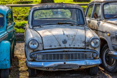 Khmelnitsky. Ukrayna. 20 Haziran 2021. Açık havada eski Sovyet arabaları. Sovyet döneminden kalma bir arabadan kurtuldum..