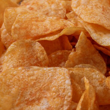 Patates cipsi ya da cips. Patates cipsi ya da cips yakın çekim. Gıda arkaplanı.