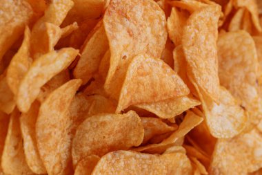 Patates cipsi ya da cips. Patates cipsi ya da cips yakın çekim. Gıda arkaplanı.
