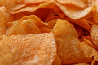 Patates cipsi ya da cips. Patates cipsi ya da cips yakın çekim. Gıda arkaplanı.