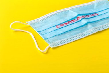  Coronavirus. Tıbbi koruyucu maske. Tek kullanımlık yüz maskesi ağız ve burnu kapatır. Sağlık sigortası Coronavirus karantinası, hijyen konsepti