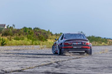 21-05-2021 Kiev, asfalt yarış pistinde sürüklenen Ukrayna arabası çok fazla duman, hareket bulanıklığı olan araba sürüş parkında hızlanan drift yarış arabasını kapatın.