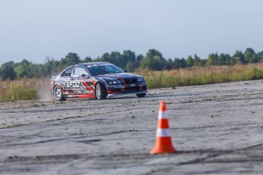 21-05-2021 Kiev, asfalt yarış pistinde sürüklenen Ukrayna arabası çok fazla duman, hareket bulanıklığı olan araba sürüş parkında hızlanan drift yarış arabasını kapatın.