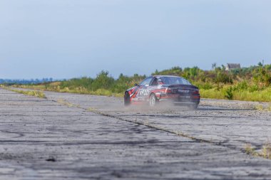 21-05-2021 Kiev, asfalt yarış pistinde sürüklenen Ukrayna arabası çok fazla duman, hareket bulanıklığı olan araba sürüş parkında hızlanan drift yarış arabasını kapatın.