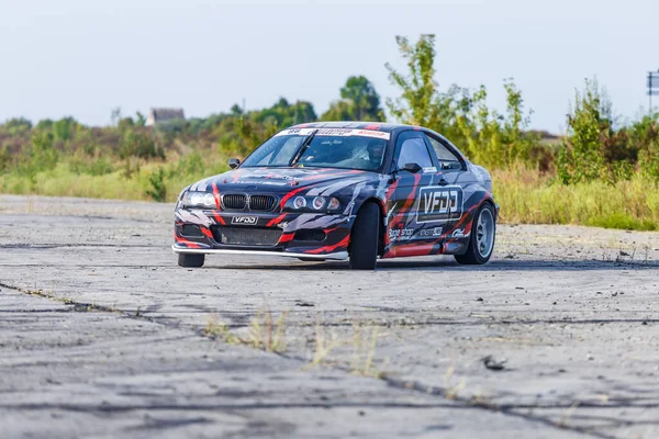 21-05-2021 Kiev, asfalt yarış pistinde sürüklenen Ukrayna arabası çok fazla duman, hareket bulanıklığı olan araba sürüş parkında hızlanan drift yarış arabasını kapatın.