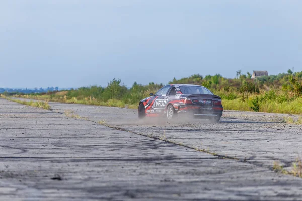21-05-2021 Kiev, asfalt yarış pistinde sürüklenen Ukrayna arabası çok fazla duman, hareket bulanıklığı olan araba sürüş parkında hızlanan drift yarış arabasını kapatın.