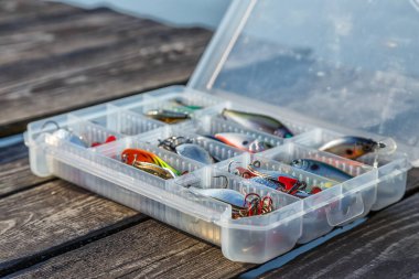 Balık tutma ekipmanları ve balık avlama yemi kutusunda. Klasik Renkli Balık yemi, Güzel Arkaplan dijital görüntüsü. Gün batımında gölde balık avı.. 