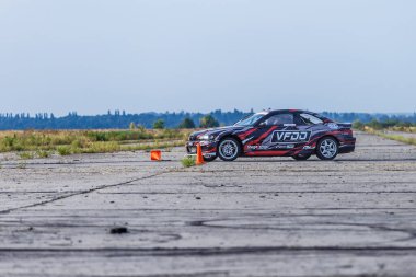 21-05-2021 Kiev, asfalt yarış pistinde sürüklenen Ukrayna arabası çok fazla duman, hareket bulanıklığı olan araba sürüş parkında hızlanan drift yarış arabasını kapatın.