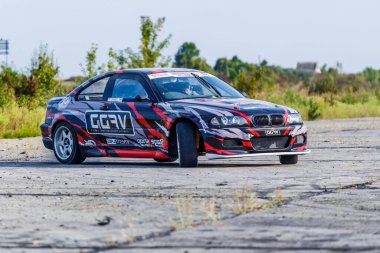 21-05-2021 Kiev, asfalt yarış pistinde sürüklenen Ukrayna arabası çok fazla duman, hareket bulanıklığı olan araba sürüş parkında hızlanan drift yarış arabasını kapatın.