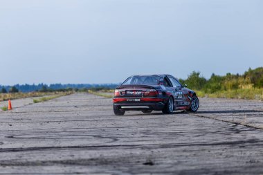 21-05-2021 Kiev, asfalt yarış pistinde sürüklenen Ukrayna arabası çok fazla duman, hareket bulanıklığı olan araba sürüş parkında hızlanan drift yarış arabasını kapatın.