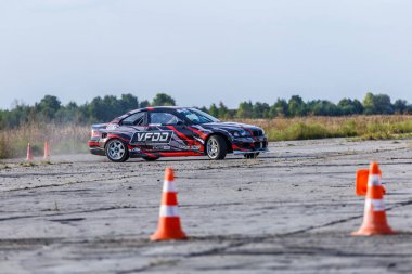 21-05-2021 Kiev, asfalt yarış pistinde sürüklenen Ukrayna arabası çok fazla duman, hareket bulanıklığı olan araba sürüş parkında hızlanan drift yarış arabasını kapatın.