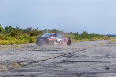 21-05-2021 Kiev, asfalt yarış pistinde sürüklenen Ukrayna arabası çok fazla duman, hareket bulanıklığı olan araba sürüş parkında hızlanan drift yarış arabasını kapatın.