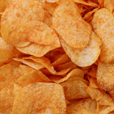 Patates cipsi ya da cips. Patates cipsi ya da cips yakın çekim. Gıda arkaplanı.