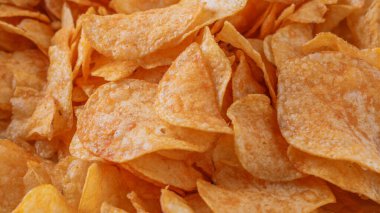 Patates cipsi ya da cips. Patates cipsi ya da cips yakın çekim. Gıda arkaplanı.