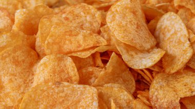 Patates cipsi ya da cips. Patates cipsi ya da cips yakın çekim. Gıda arkaplanı.