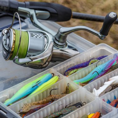 Balık tutmak için yem ve ekipman dolu büyük bir balıkçı çantası. Balık yemi ve aksesuarlar. Balık avı. Balık yemi takımı..