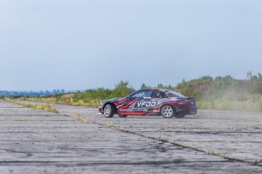 21-05-2021 Kiev, asfalt yarış pistinde sürüklenen Ukrayna arabası çok fazla duman, hareket bulanıklığı olan araba sürüş parkında hızlanan drift yarış arabasını kapatın.