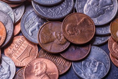 Altın para, gümüş para, bakır para, çeyreklik, bozuk para, bozuk para, 50 sent ve dolar. Çeşitli Amerikan sikkeleri, iş, para, madeni para ve ekonomi için Amerikan sikkeleri