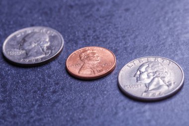 Altın para, gümüş para, bakır para, çeyreklik, bozuk para, bozuk para, 50 sent ve dolar. Çeşitli Amerikan sikkeleri, iş, para, madeni para ve ekonomi için Amerikan sikkeleri