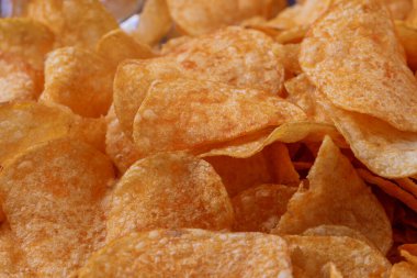 Patates cipsi ya da cips. Patates cipsi ya da cips yakın çekim. Gıda arkaplanı.