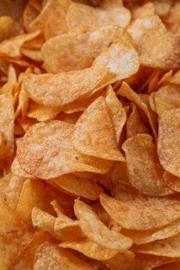 Patates cipsi ya da cips. Patates cipsi ya da cips yakın çekim. Gıda arkaplanı.