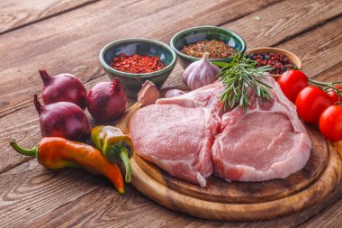 Tahta tahtada taze çiğ New York bifteği ahşap arka planda tuz ve biberli, köy usulü..