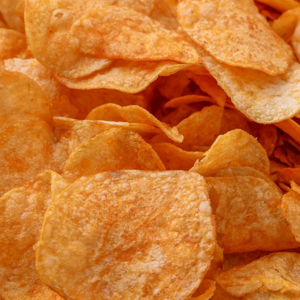 Patates cipsi ya da cips. Patates cipsi ya da cips yakın çekim. Gıda arkaplanı.