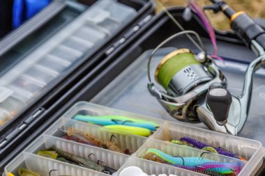 Balık tutmak için yem ve ekipman dolu büyük bir balıkçı çantası. Balık yemi ve aksesuarlar. Balık avı. Balık yemi takımı..