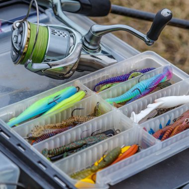 Balık tutmak için yem ve ekipman dolu büyük bir balıkçı çantası. Balık yemi ve aksesuarlar. Balık avı. Balık yemi takımı..