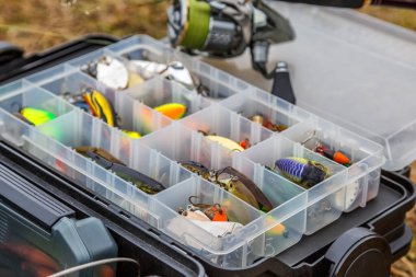 Balık tutmak için yem ve ekipman dolu büyük bir balıkçı çantası. Balık yemi ve aksesuarlar. Balık avı. Balık yemi takımı..