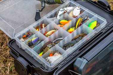 Balık tutmak için yem ve ekipman dolu büyük bir balıkçı çantası. Balık yemi ve aksesuarlar. Balık avı. Balık yemi takımı..