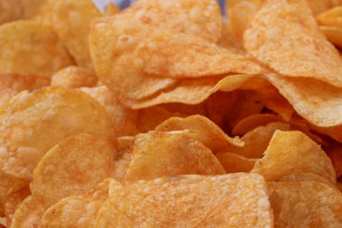 Patates cipsi ya da cips. Patates cipsi ya da cips yakın çekim. Gıda arkaplanı.