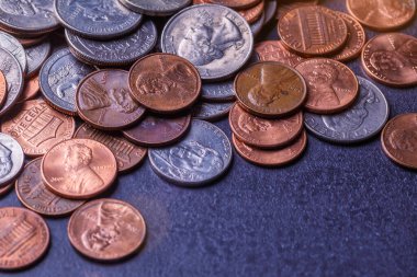 Altın para, gümüş para, bakır para, çeyreklik, bozuk para, bozuk para, 50 sent ve dolar. Çeşitli Amerikan sikkeleri, iş, para, madeni para ve ekonomi için Amerikan sikkeleri
