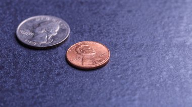 Altın para, gümüş para, bakır para, çeyreklik, bozuk para, bozuk para, 50 sent ve dolar. Çeşitli Amerikan sikkeleri, iş, para, madeni para ve ekonomi için Amerikan sikkeleri