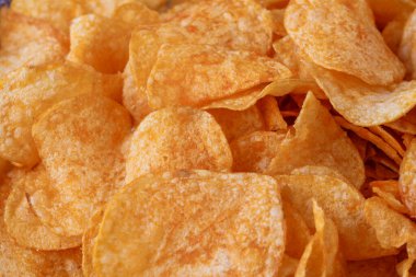 Patates cipsi ya da cips. Patates cipsi ya da cips yakın çekim. Gıda arkaplanı.