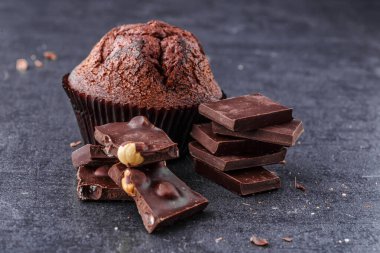 Dondurmalı çikolatalı kek ve Dark Light çikolatalı kek, ahşap arka planda ev yapımı lezzetli çikolatalı kek.