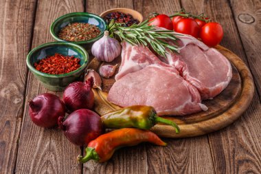 Tahta tahtada taze çiğ New York bifteği ahşap arka planda tuz ve biberli, köy usulü..