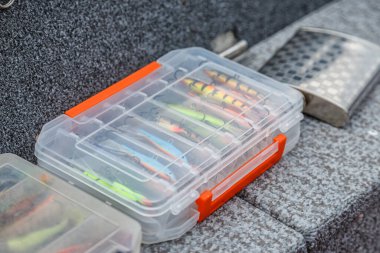 Balık tutma ekipmanları ve balık avlama yemi kutusunda. Klasik Renkli Balık yemi, Güzel Arkaplan dijital görüntüsü. Gün batımında gölde balık avı.. 