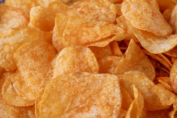 Patates cipsi ya da cips. Patates cipsi ya da cips yakın çekim. Gıda arkaplanı.